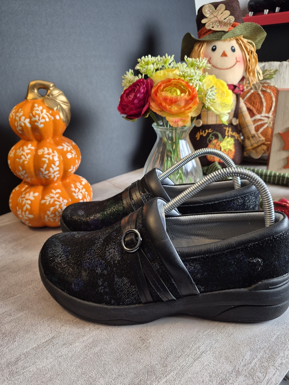 NurseMates! Womens Slip-ons! Black multi-color! Size 8.5